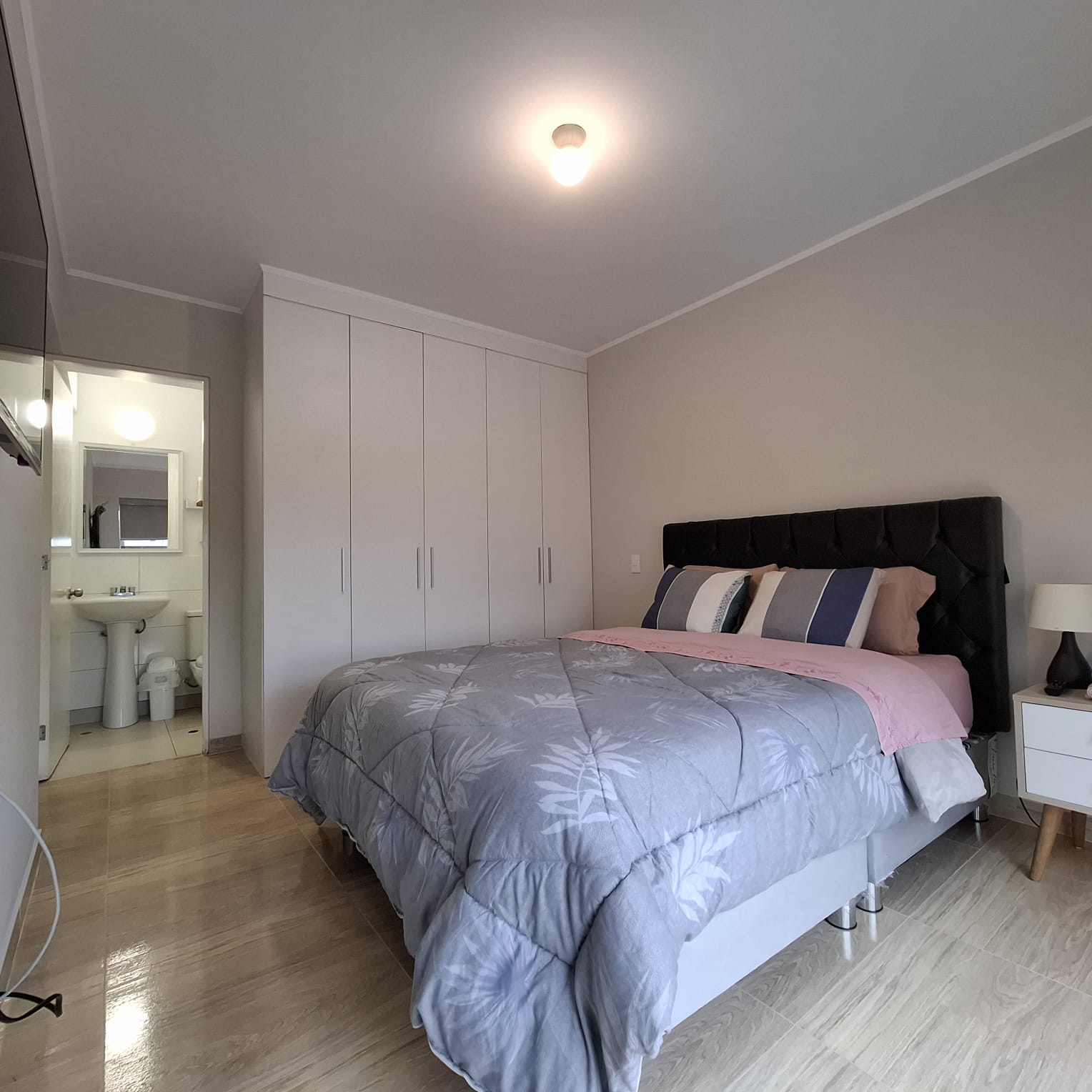 Dormitorio de departamento gestionado